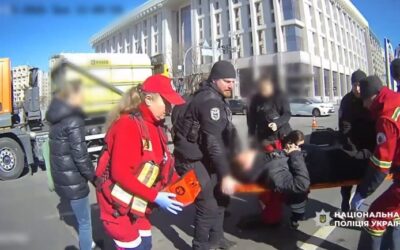 Спецпризначенці поліції Києва врятували мотоцикліста після ДТП (відео)