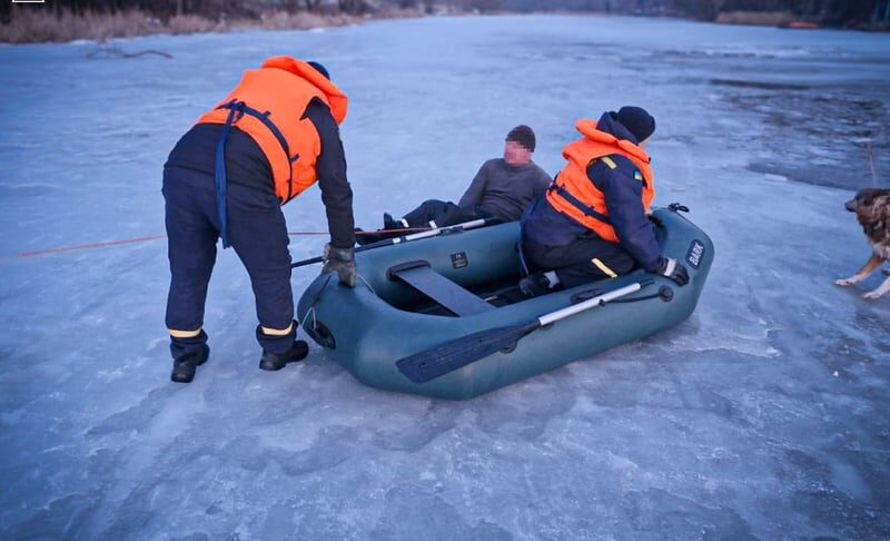 На Київщині чоловік ледь не загинув, рятуючи свого собаку, що провалився під лід (фото)