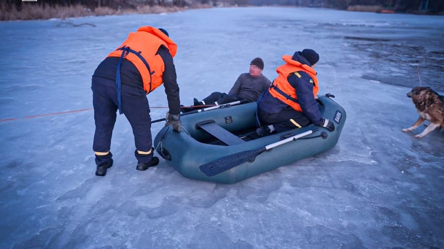 Біла Церква: рятувальники врятували чоловіка та собаку із-під льоду на річці Рось
