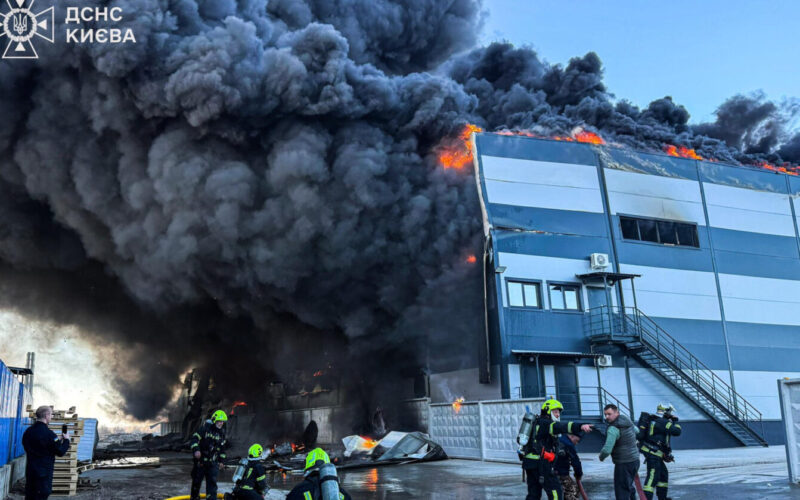 У Києві видно дим масштабної пожежі на складах в області (фото)