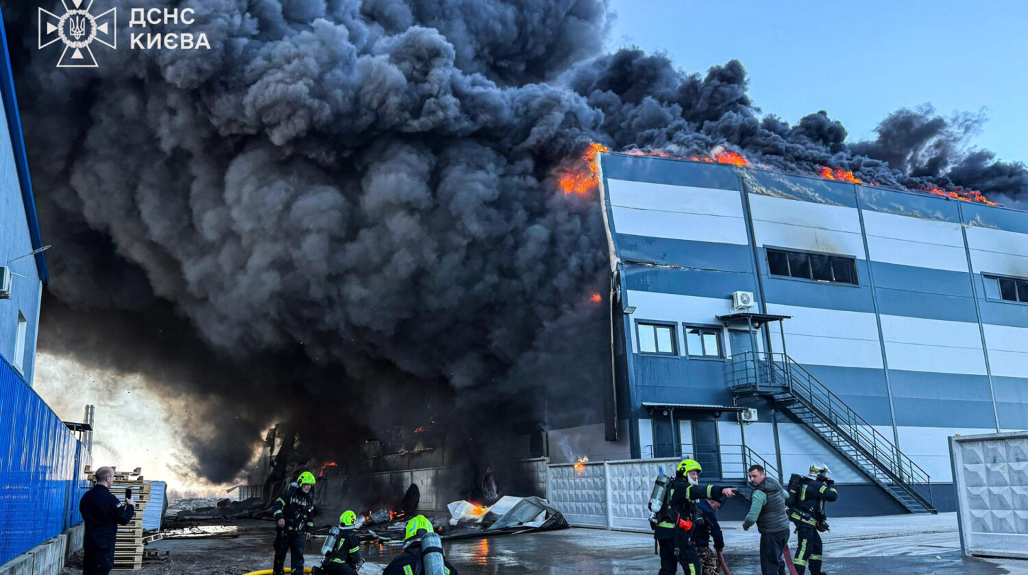 Пожежа на складах Київщини 22 березня: дим видно з Києва