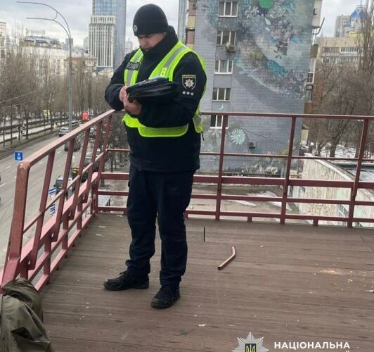 У Печерському районі столиці чоловік випав з балкона багатоповерхівки