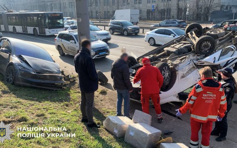 У Києві внаслідок зіткнення автівок постраждали троє людей (фото)