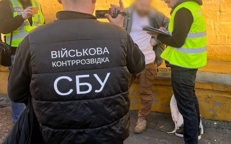 У Києві затримали офіцера ЗСУ, який за 9 тисяч доларів обіцяв організувати переведення бійця з передової частини до служби у тилу (фото)