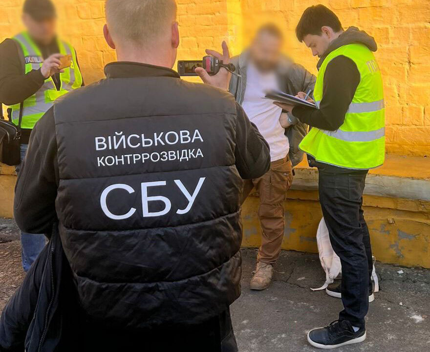 У Києві затримали офіцера ЗСУ, який за 9 тисяч доларів обіцяв організувати переведення бійця з передової частини до служби у тилу (фото)