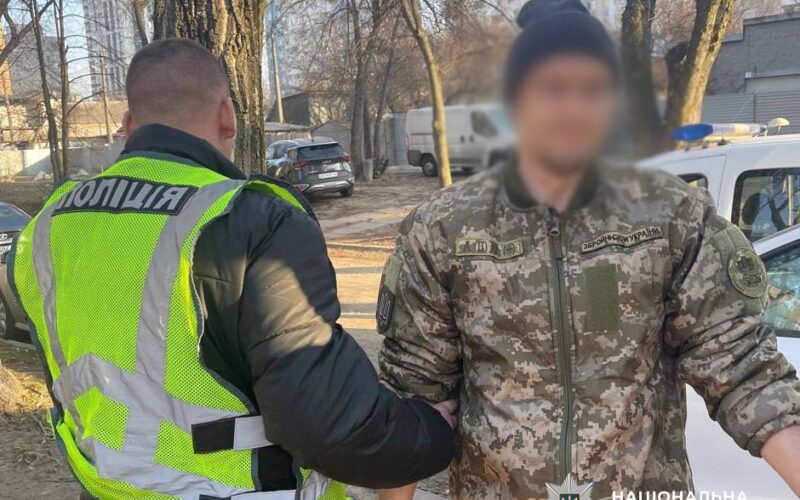 У Києві чоловік не заплатив за проїзд у метро та розпилив сльозогінний газ в обличчя поліцейського (фото)