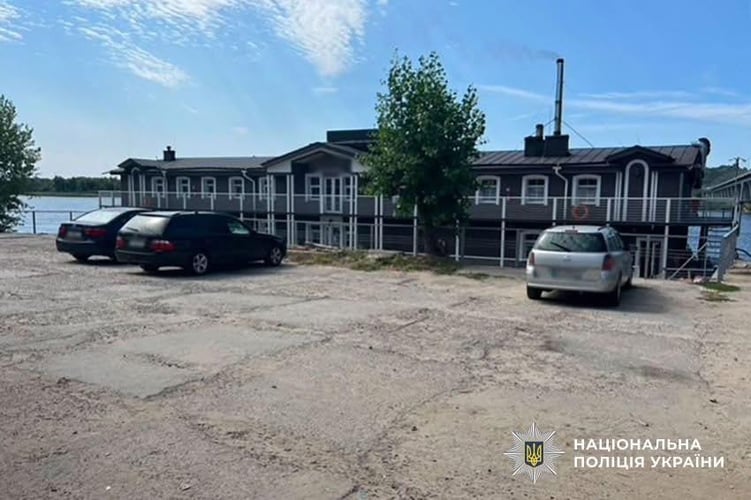 Два підприємці на суді за крадіжку причалу Укрзалізниці в Києві — 1,25 млн гривень збитків