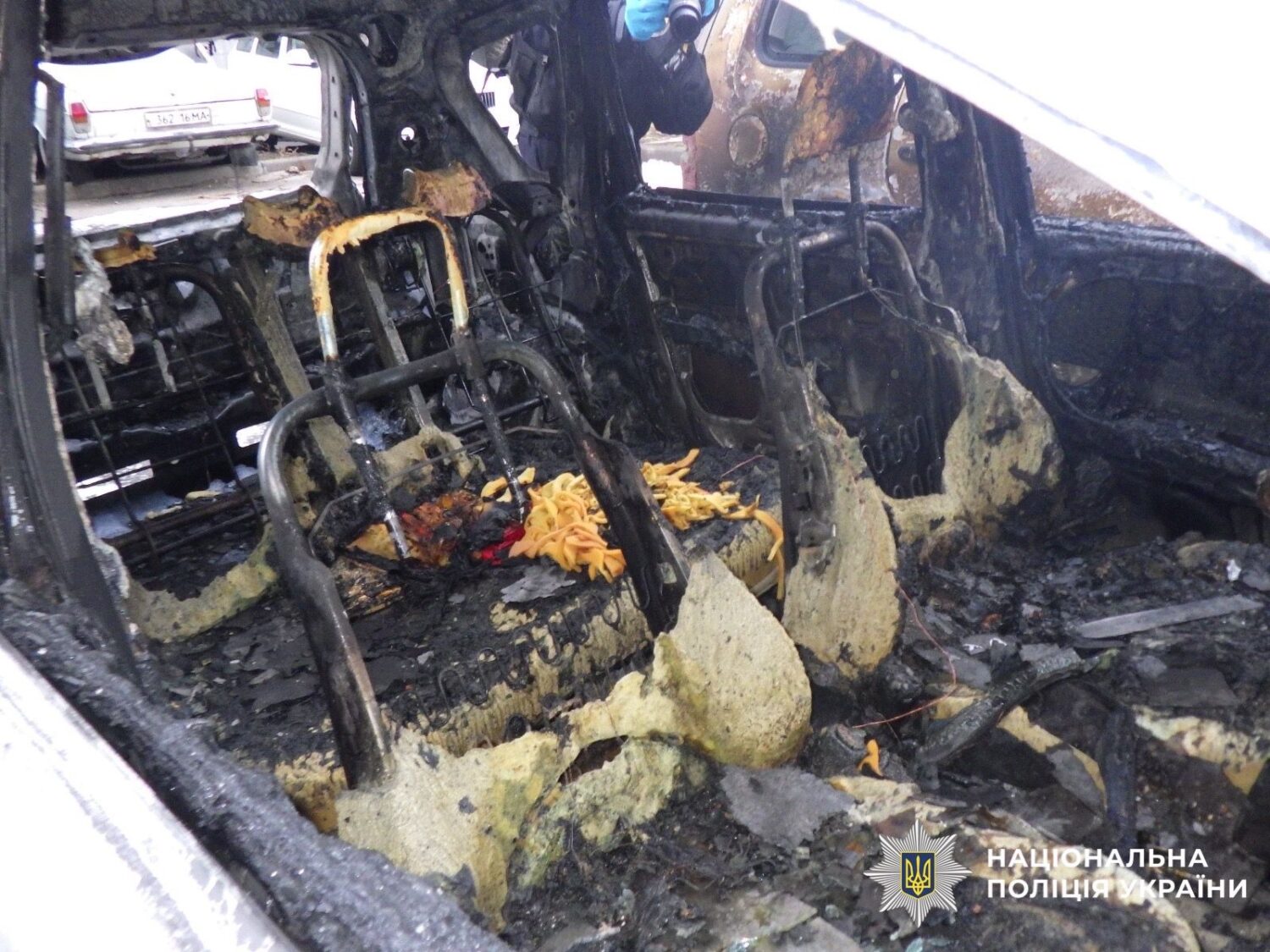 У Києві чоловік спалив авто сусідки через образу, поліція затримала палія