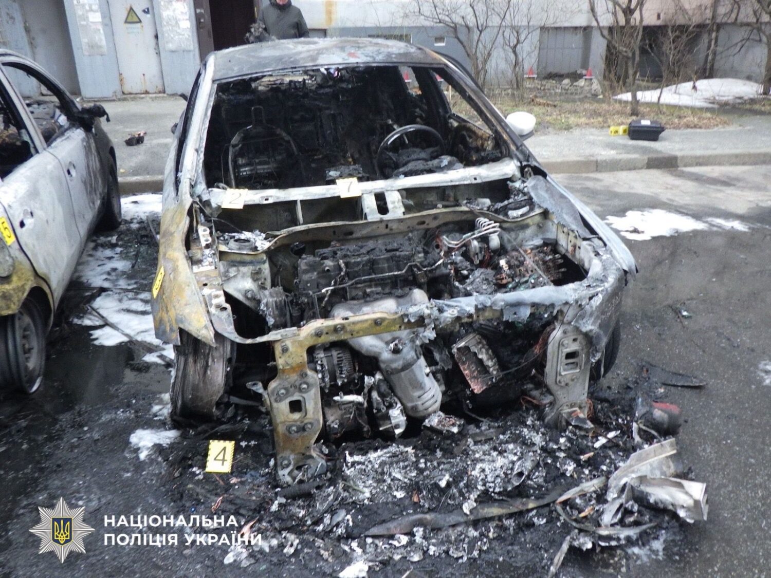 У Києві чоловік спалив авто сусідки через образу, поліція затримала палія