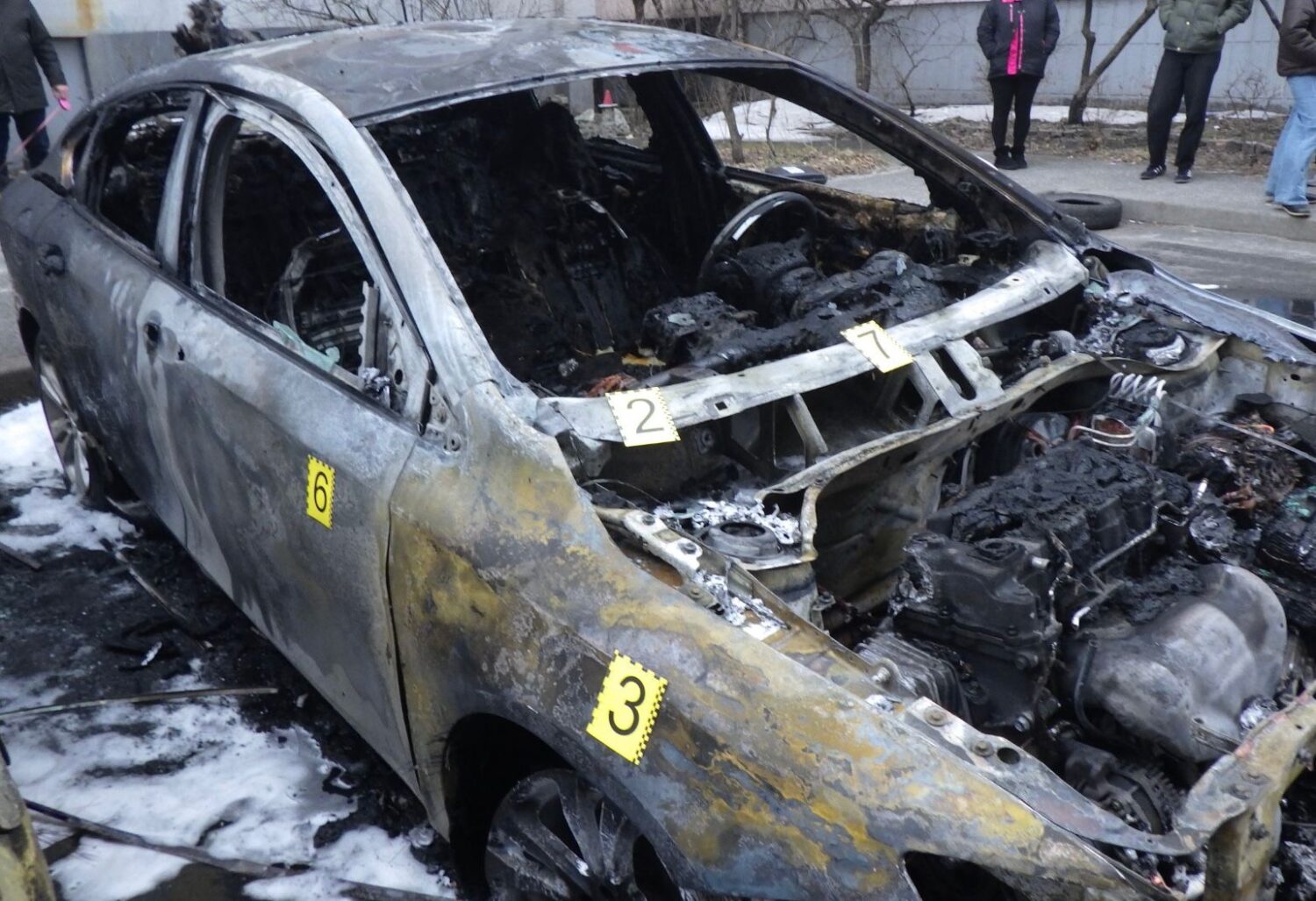 У Києві чоловік спалив авто сусідки через образу, поліція затримала палія