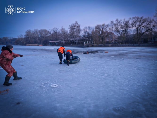 Біла Церква: рятувальники врятували чоловіка та собаку із-під льоду на річці Рось