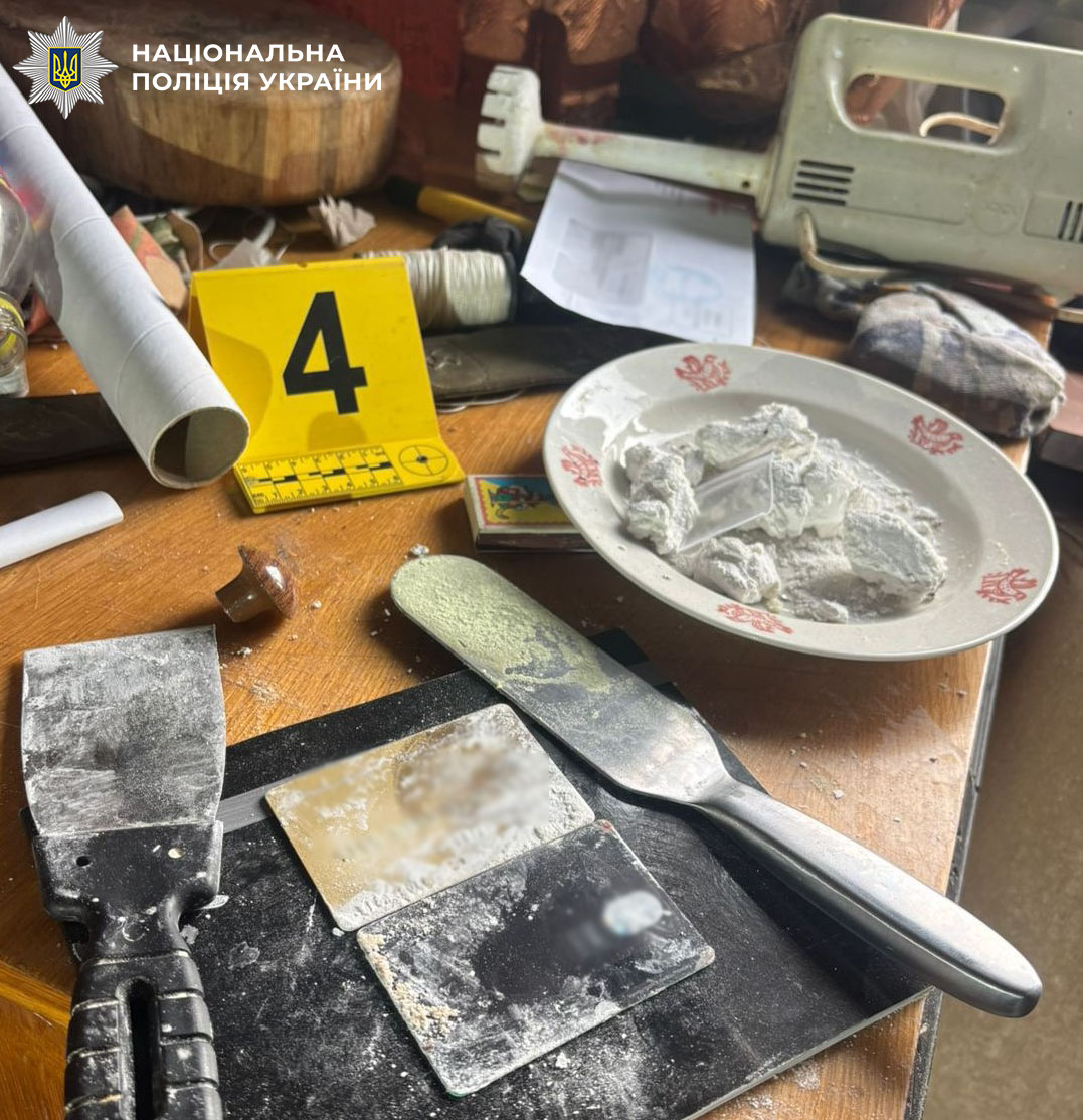 Поліція викрила нарколабораторію в Києві з доходом 500 тисяч гривень