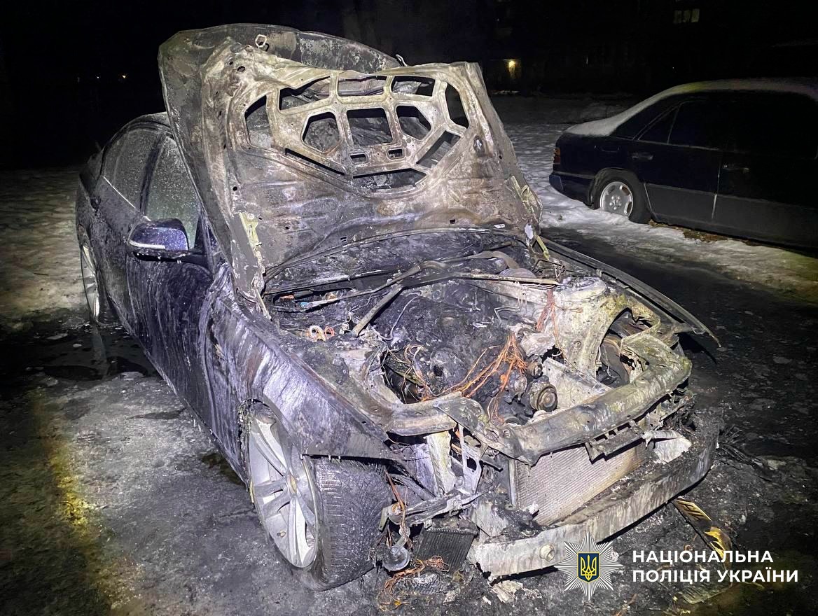 Поліція затримала чотирьох молодиків, які спалювали авто за замовленням РФ