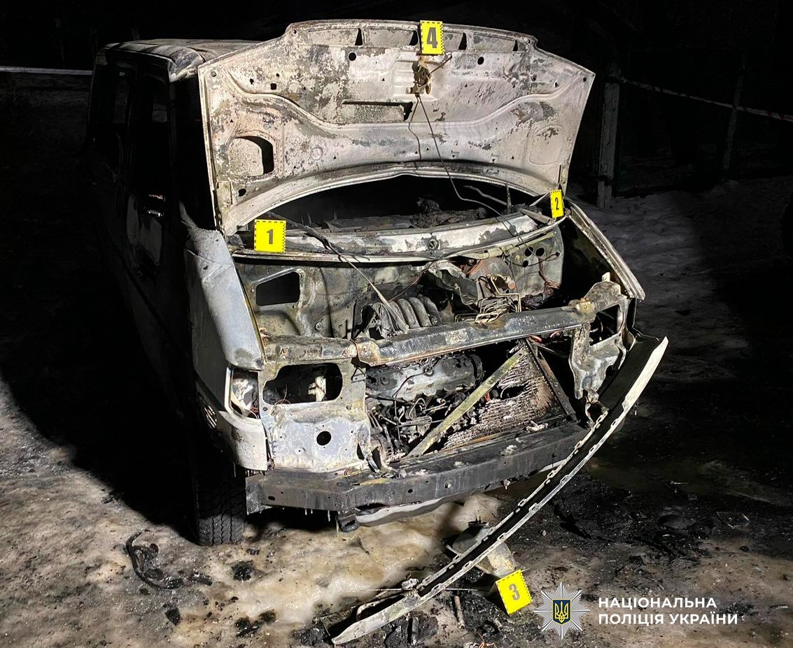 Поліція затримала чотирьох молодиків, які спалювали авто за замовленням РФ