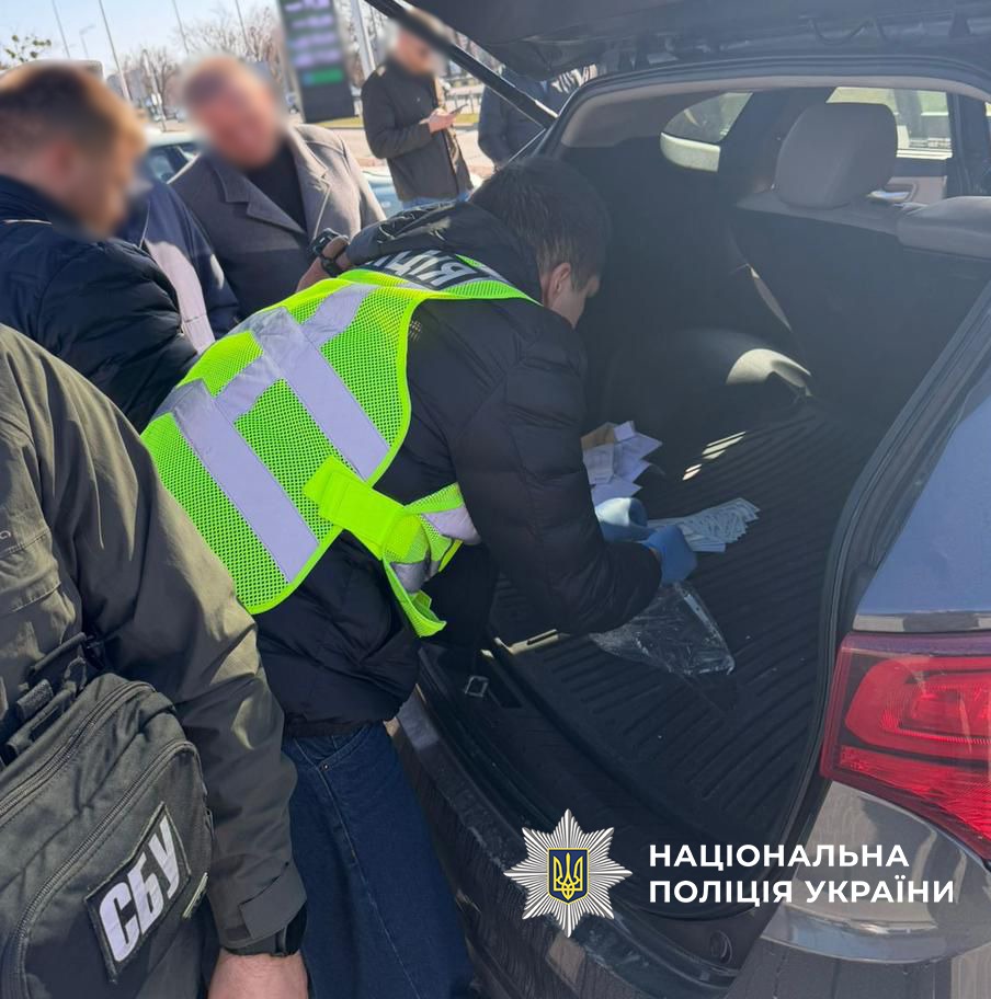 Затримали ексдиректора за схему працевлаштування за 17,5 тисячі доларів | Київ