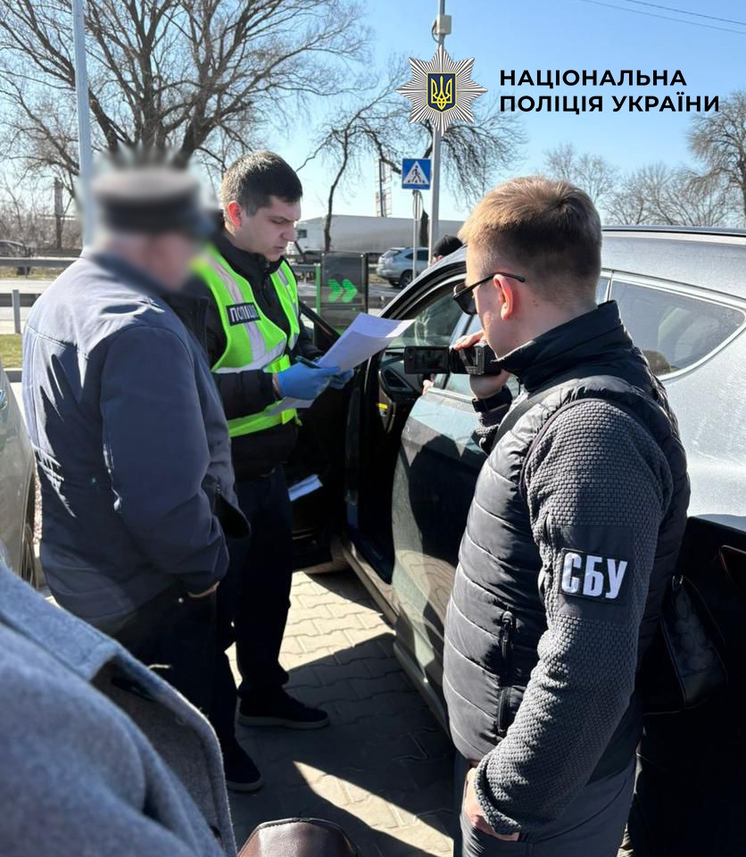 Затримали ексдиректора за схему працевлаштування за 17,5 тисячі доларів | Київ