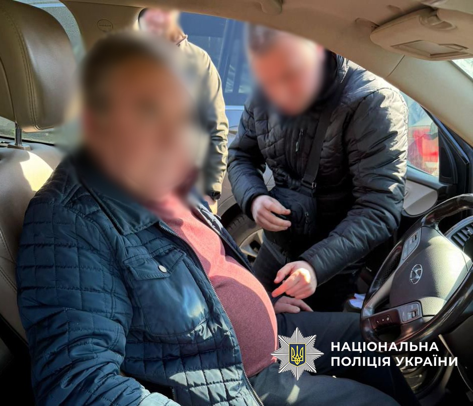 Затримали ексдиректора за схему працевлаштування за 17,5 тисячі доларів | Київ
