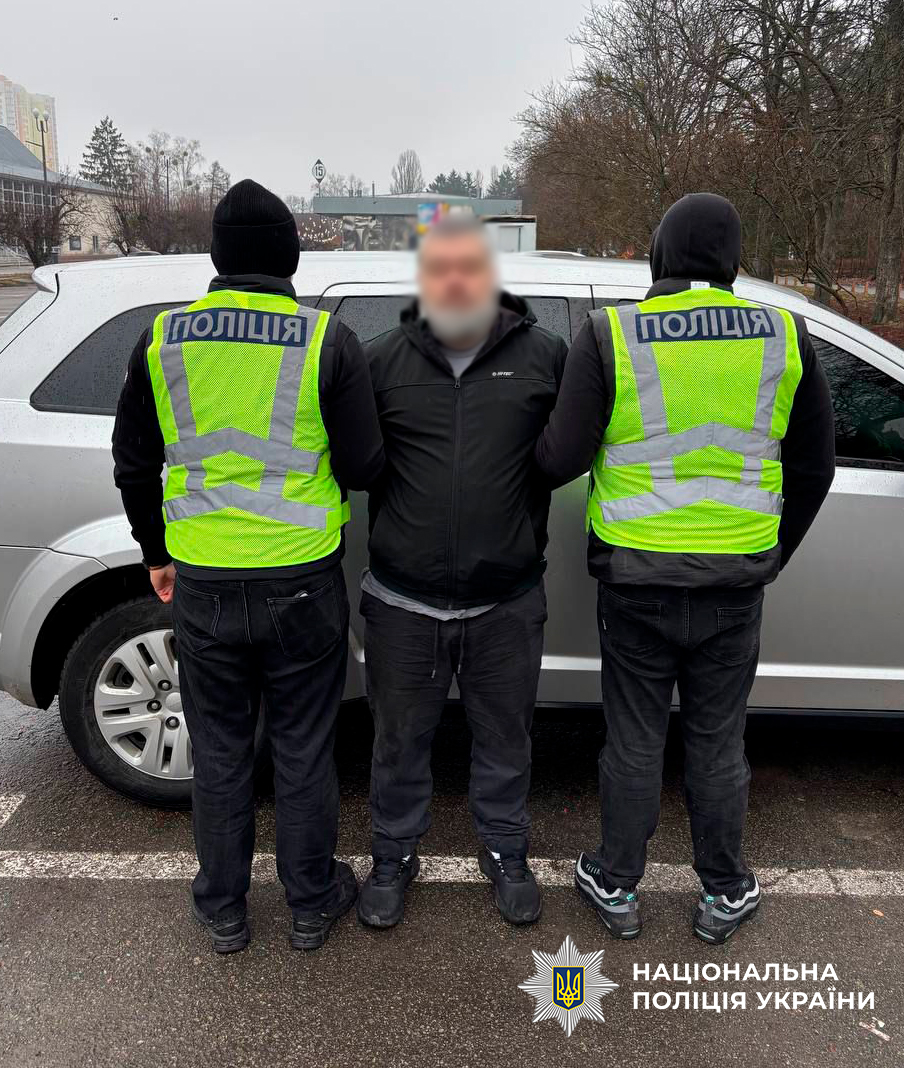 Грабіжник з пістолетом напав на обмінник у Києві: затримана підозрюється