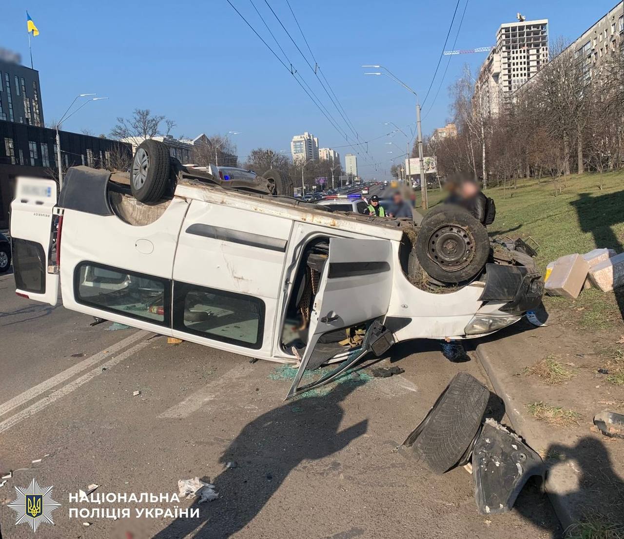 ДТП у Шевченківському районі: Tesla та Peugeot, 3 потерпілих на Берестейському