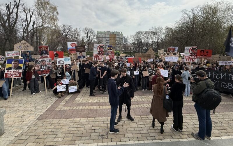 Київ 1 квітня: смерть підлітка, протест у КНУ, «Кинджал» на полі