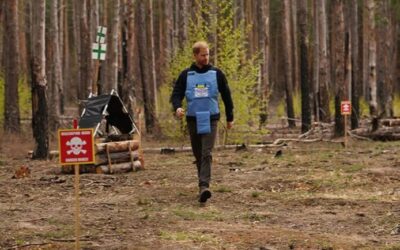 Принц Гаррі пройшовся розмінованим лісом під Києвом
