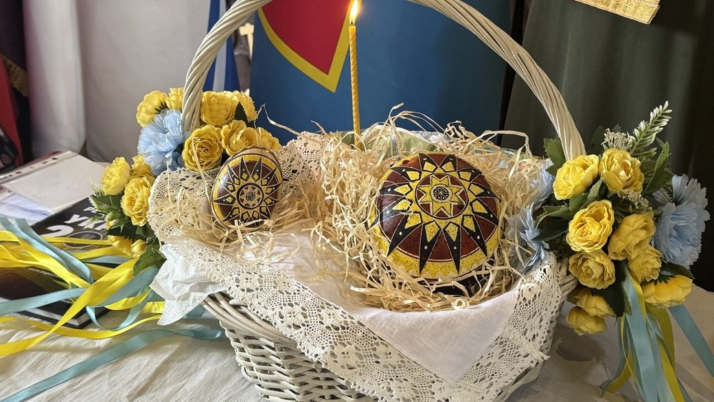 Світовий рекорд на Великдень: понад 11 тисяч киян взяли участь у створенні однієї писанки, встановивши світовий рекорд.