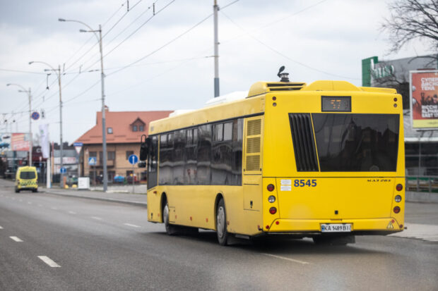У поминальні дні, з 19 до 22 квітня, в Києві організують додаткові маршрути громадського транспорту до міських кладовищ.