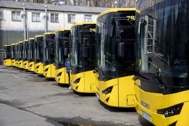 Кличко: На столичні маршрути вийшли ще 20 нових сучасних автобусів
