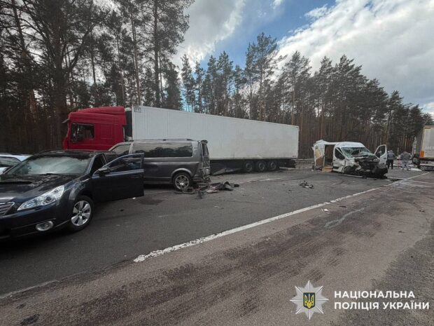 На Київщині сталася ДТП за участі шести автомобілів