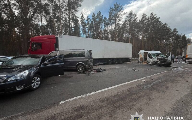 На Київщині сталася ДТП за участі шести автомобілів