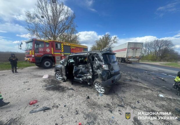 На Київщині зіткнулися три автівки: одна людина загинула, двоє у лікарні