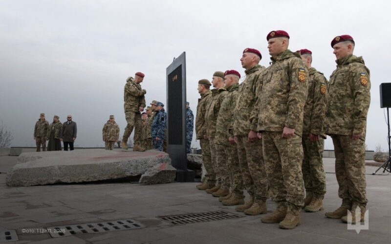 Четверта річниця деокупації Київщини: у столиці під аркою Свободи встановили пам’ятний знак