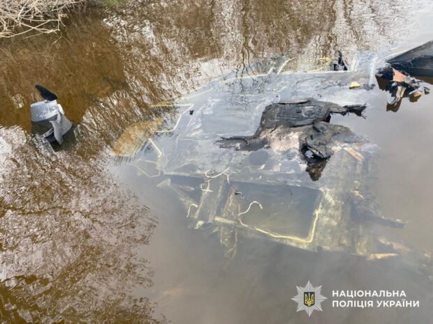 У Києві в Дніпрі знайшли російський безпілотник з бойовою частиною
