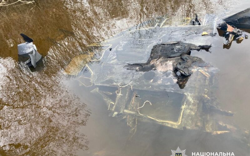 У Києві в Дніпрі знайшли російський безпілотник з бойовою частиною (відео)