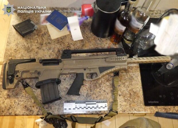 Ходив із автоматом по житловому комплексу: у Києві затримали 37-річного чоловіка