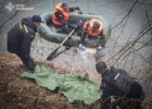 На Київщині рятувальники дістали з озера тіло 21-річної дівчини