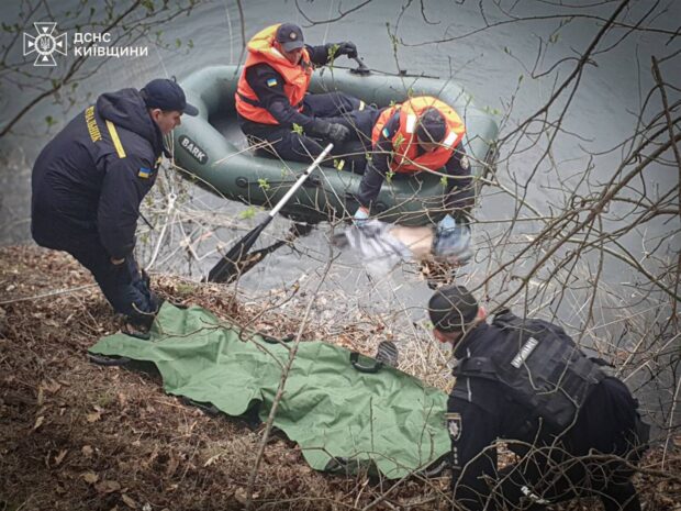 На Київщині рятувальники дістали з озера тіло 21-річної дівчини