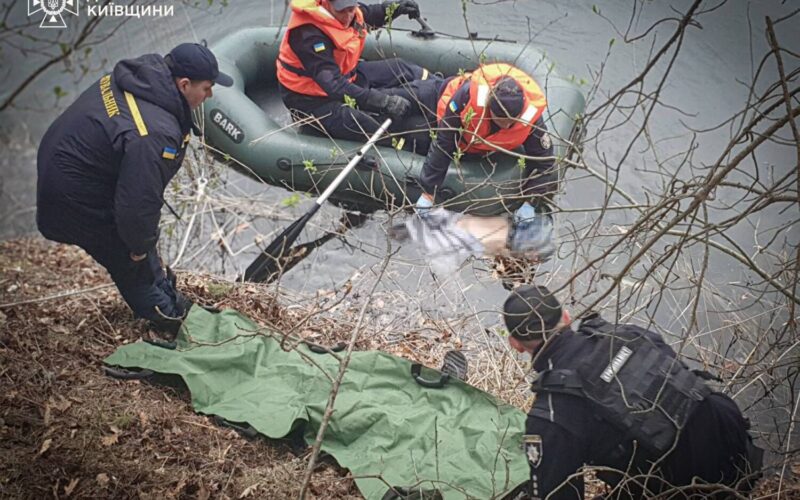 На Київщині рятувальники дістали з озера тіло 21-річної дівчини