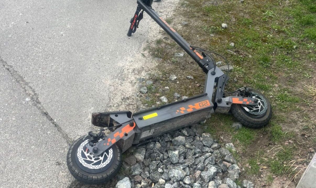 На Київщині діти на самокаті врізалися в автівку (фото)