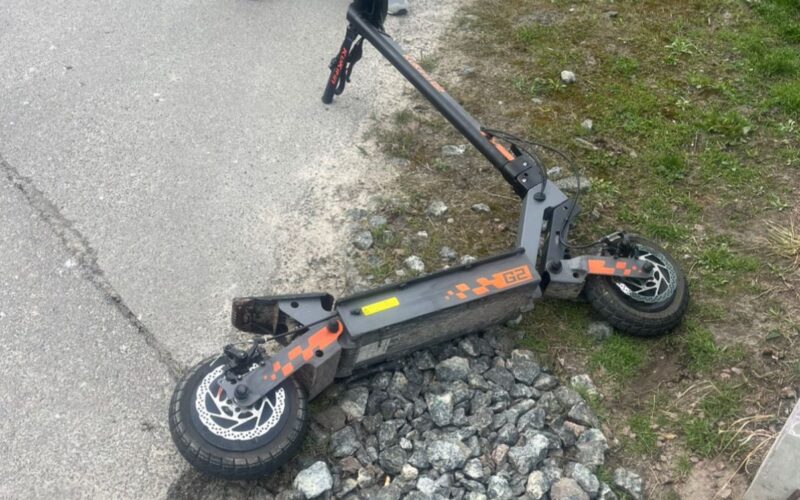 На Київщині діти на самокаті врізалися в автівку (фото)