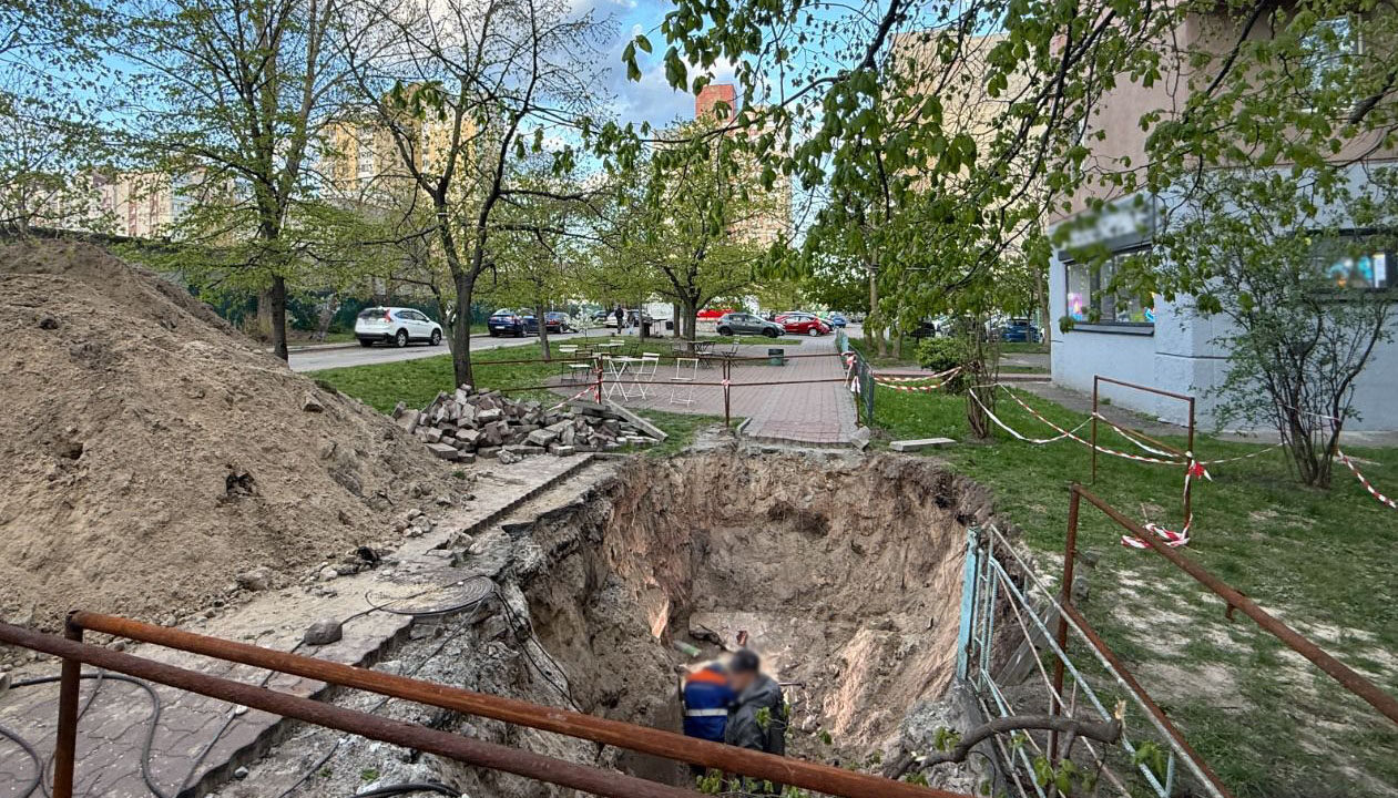 У Києві 18-річна дівчина упала в неогороджену яму з водою (фото)