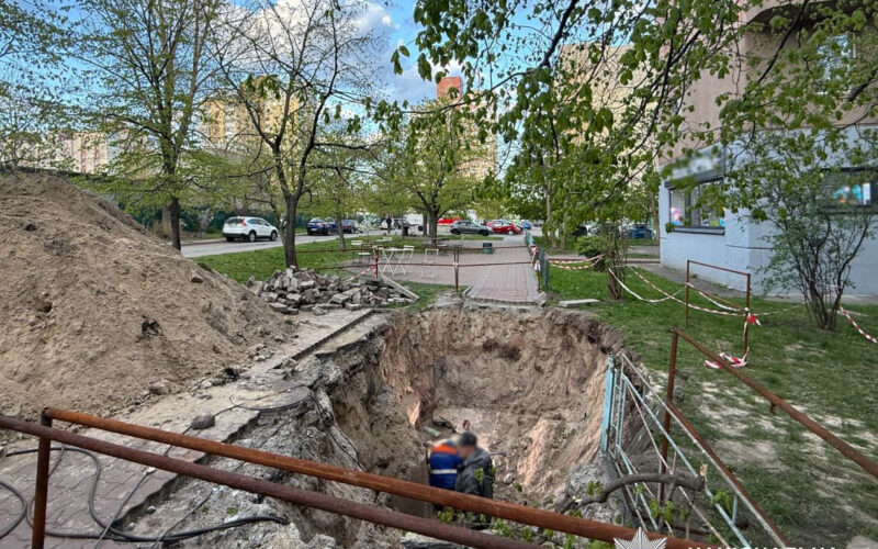 У Києві 18-річна дівчина упала в неогороджену яму з водою (фото)