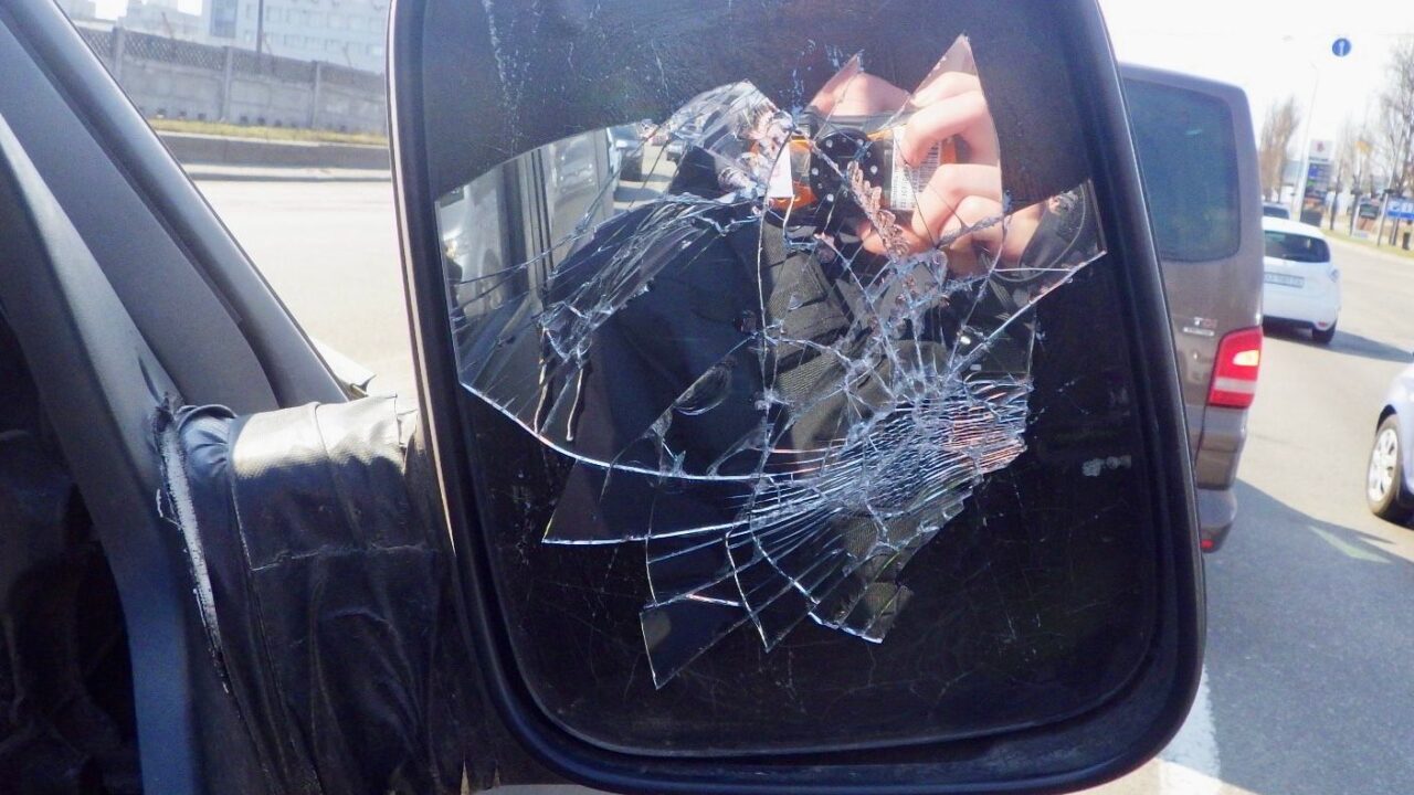 У Києві затримали чоловіка, який через дорожній конфлікт розбив дзеркало в автомобілі військовослужбовця та відібрав у нього телефон (фото)