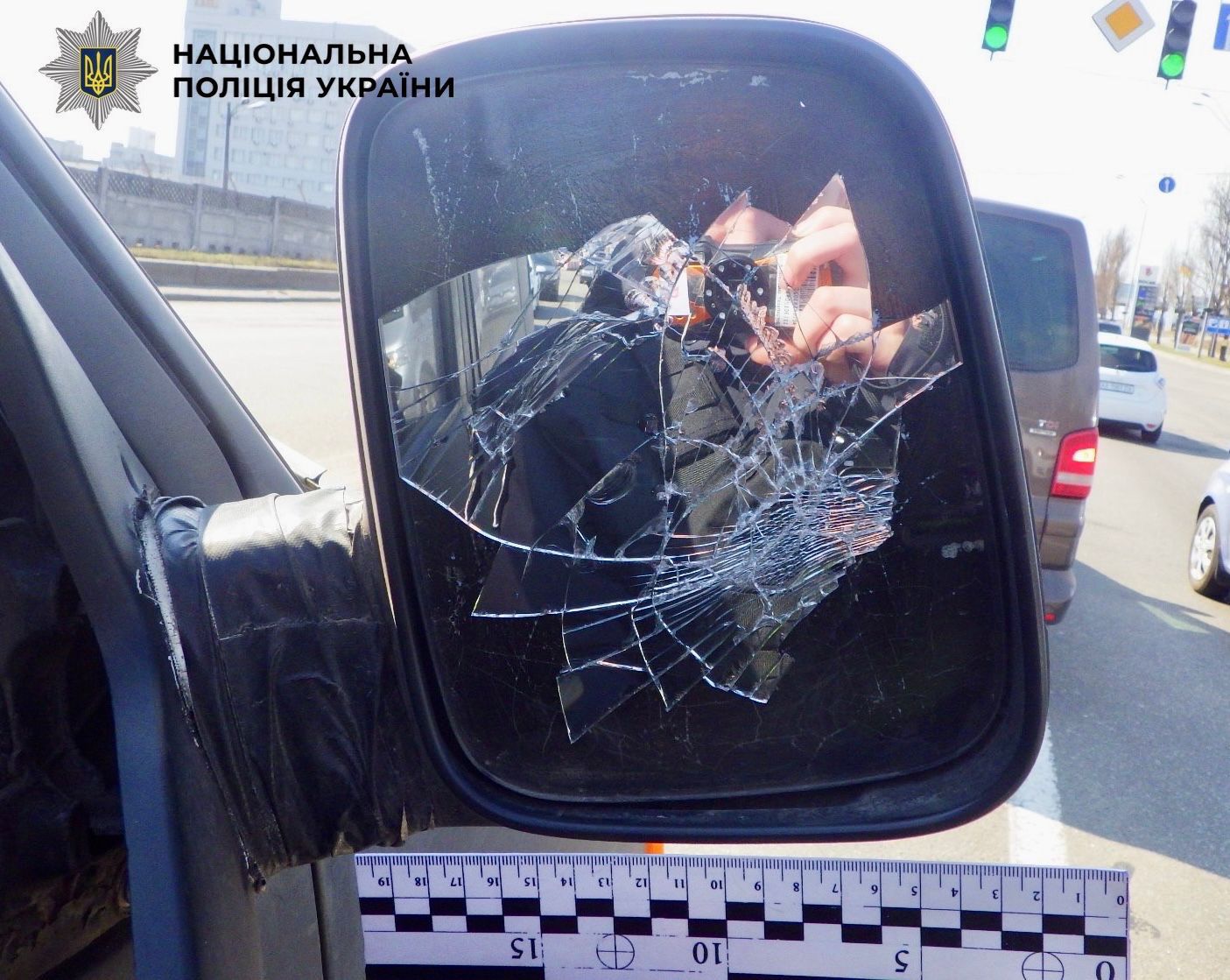 У Києві затримали чоловіка, який через дорожній конфлікт розбив дзеркало в автомобілі військовослужбовця та відібрав у нього телефон (фото)