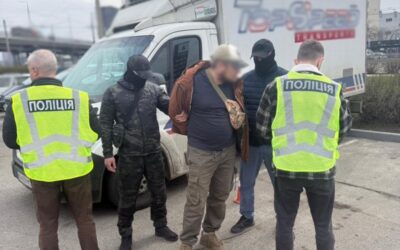 У Києві затримали чоловіка, який за 10 000 доларів обіцяв військовозобов’язаному «допомогти» із безпечним маршрутом для перетину держкордону