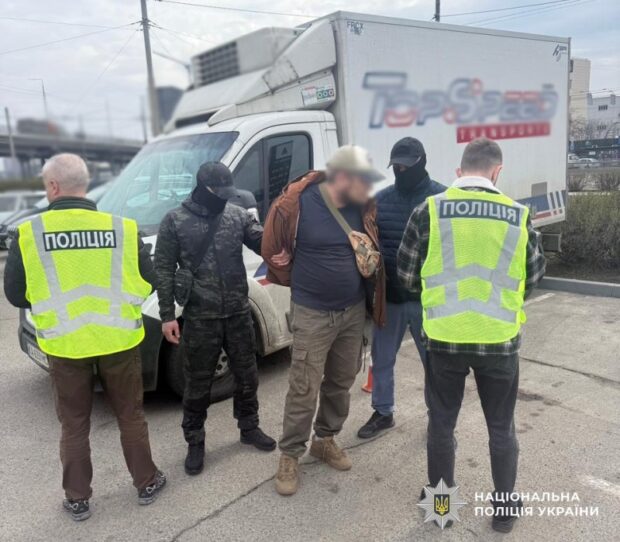 Киян затримали за незаконний вивіз людей за кордон за 10 000 доларів