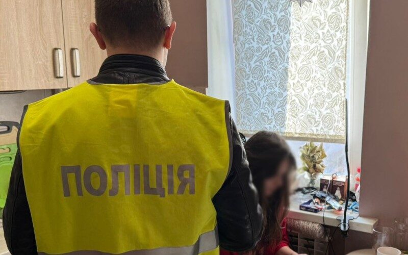 Обіцяла «звільнення» від мобілізації: у столиці повідомили про підозру жінці, яка ошукала двох чоловіків на 90 000 грн