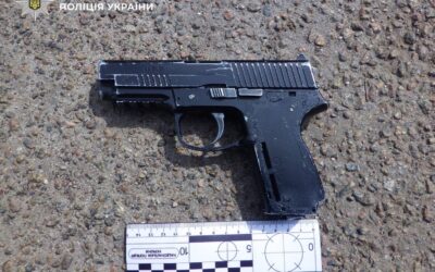 У Києві чоловік напідпитку гуляв на вулиці із пістолетом та направляв його на перехожих (фото)