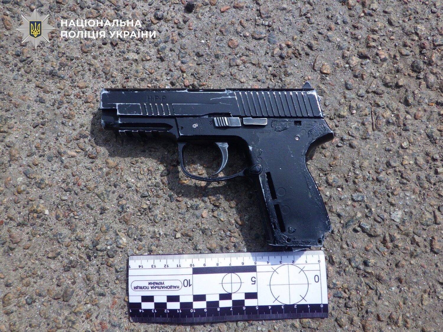 У Києві чоловік напідпитку гуляв на вулиці із пістолетом та направляв його на перехожих (фото)
