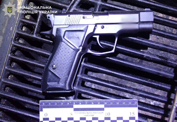 У Святошинському районі Києва затримали чоловіка за стрілянину: 39-річна жінка поранена